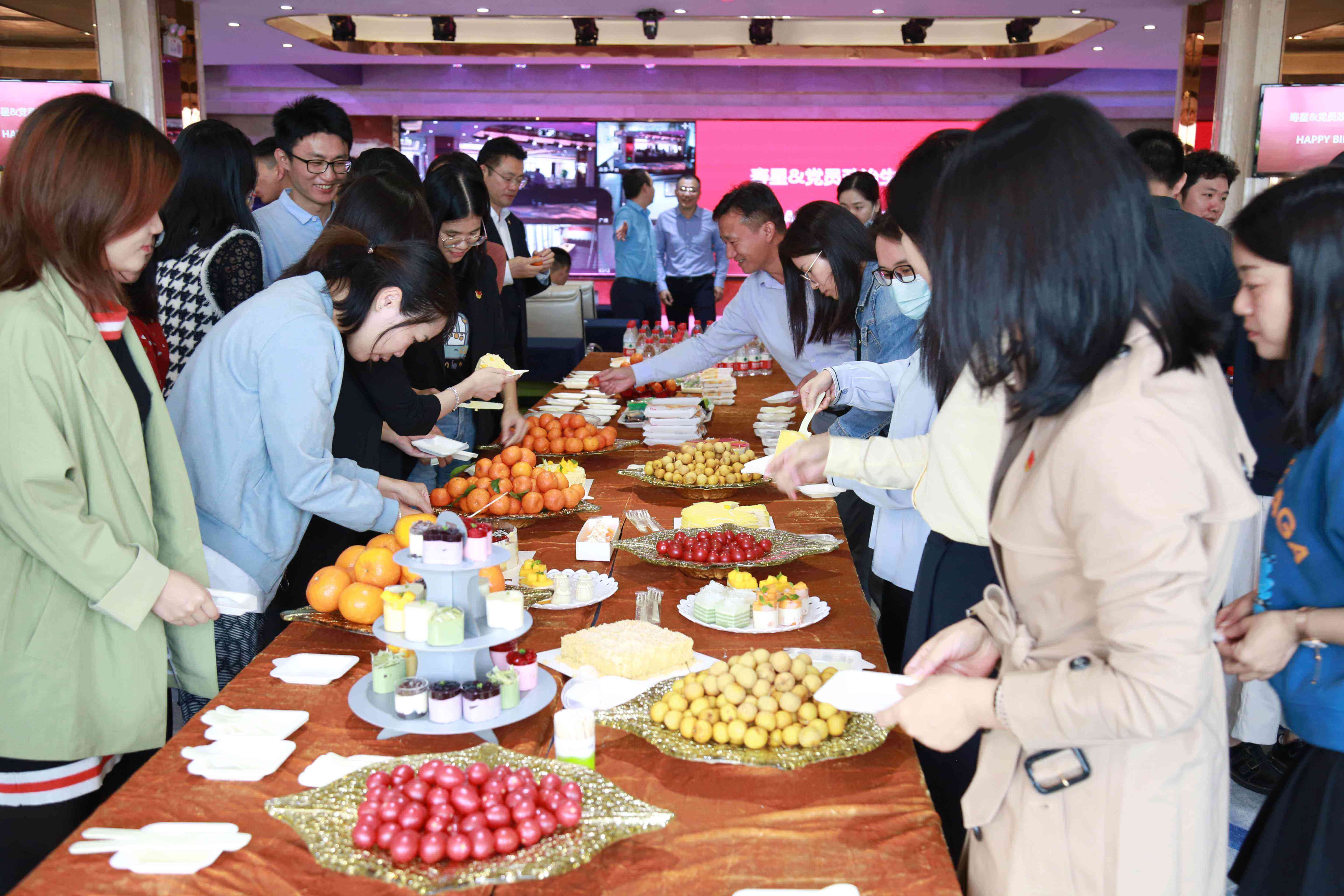 企业党建与文化相融合，点亮员工生日会